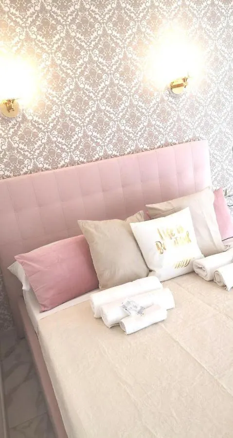 Domus Leone Tre Bed & Breakfast Naples 0*,  Italy